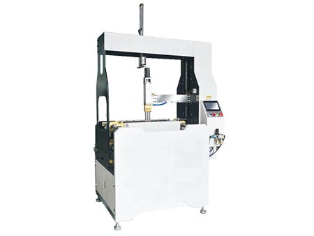 Machine d'habillage de boîtes rigides