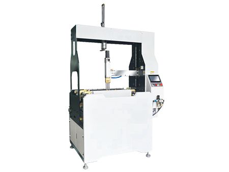 Machine d'habillage de boîtes rigides